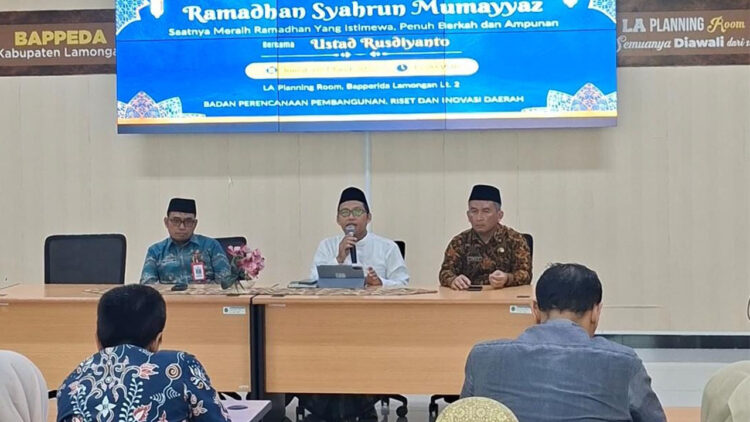 Ustaz Rusdiyanto dari LDII Lamongan menyampaikan tausiyah Ramadhan di Bapperida Lamongan Jumat 632026 Foto LINES Lamongan