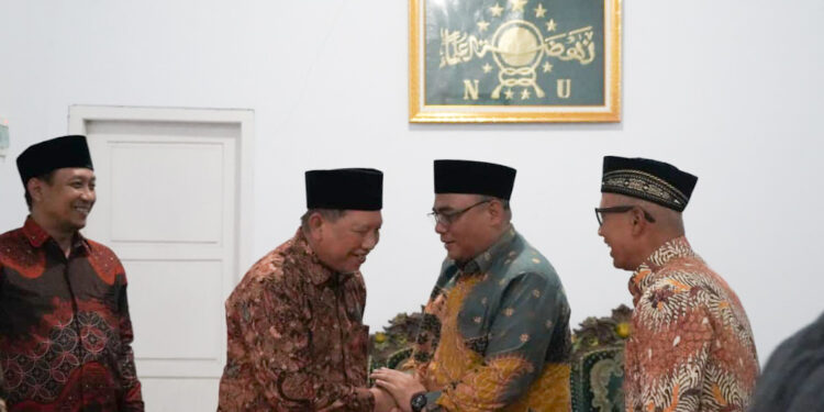 Silaturahim Syawal Pengurus DPW LDII Jatim dengan Waketum MUI Jatim Prof KH Halim Soebahar Foto LINES Jatim