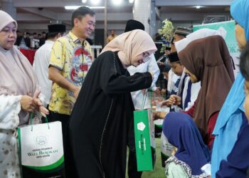 Wali Kota Kediri Vinanda Prameswati menyerahkan santunan kepada anak yatim dalam kegiatan berbagi Ramadan di Ponpes Wali Barokah Kediri Rabu 432026 Foto KIM PPWB