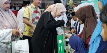 Wali Kota Kediri Vinanda Prameswati menyerahkan santunan kepada anak yatim dalam kegiatan berbagi Ramadan di Ponpes Wali Barokah Kediri Rabu 432026 Foto KIM PPWB