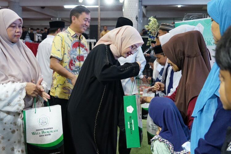 Wali Kota Kediri Vinanda Prameswati menyerahkan santunan kepada anak yatim dalam kegiatan berbagi Ramadan di Ponpes Wali Barokah Kediri Rabu 432026 Foto KIM PPWB