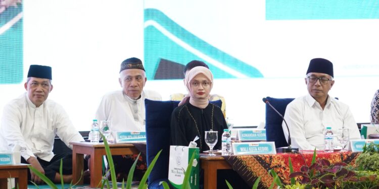 Wali Kota Kediri Vinanda Prameswati tengah bersama Wakil Wali Kota Kediri Qowimuddin menghadiri silaturahim dan buka puasa bersama di Ponpes Wali Barokah Kota Kediri Rabu 432026 Foto KIM PPWB
