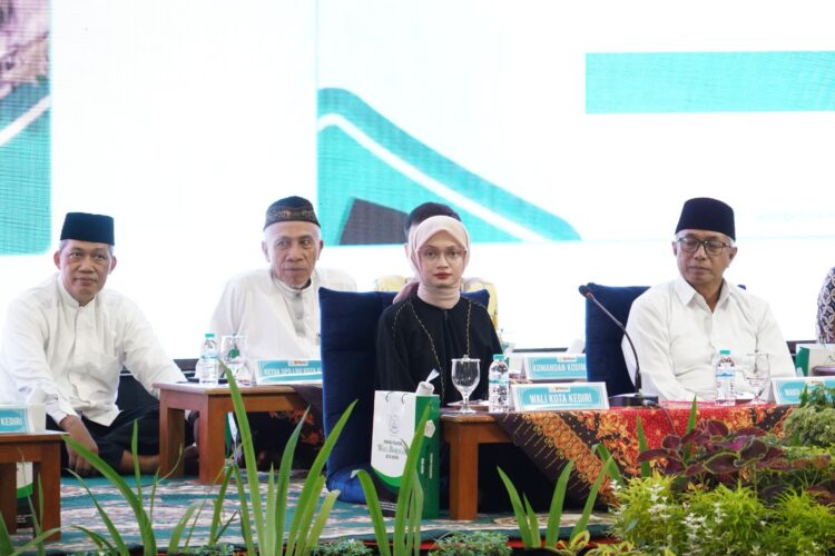 Wali Kota Kediri Vinanda Prameswati tengah bersama Wakil Wali Kota Kediri Qowimuddin menghadiri silaturahim dan buka puasa bersama di Ponpes Wali Barokah Kota Kediri Rabu 432026 Foto KIM PPWB