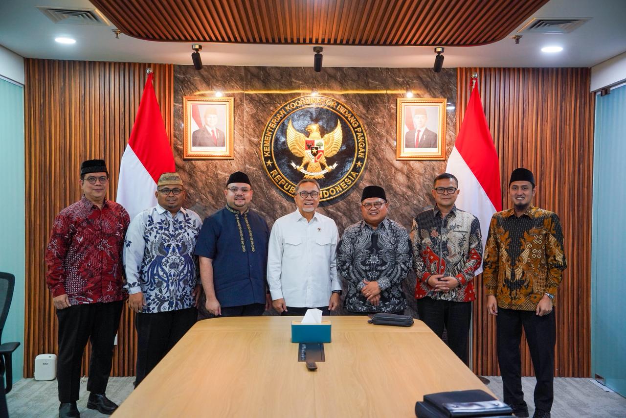 Menko Pangan Zulkifli Hasan bersama pengurus DPP LDII