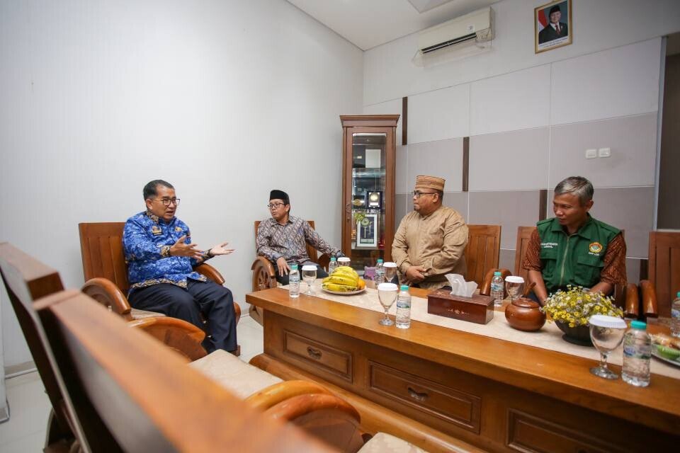 Akmal saat berinteraksi dengan para pengurus Ponpes dan perwakilan DPP LDII Bidang Litbang IPTEK Sumber Daya Alam dan Lingkungan Hidup Foto LINES