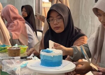 Generus putri LDII Kota Kediri mengikuti pelatihan pelatihan Fun Cake Art Foto LINES Kediri