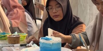 Generus putri LDII Kota Kediri mengikuti pelatihan pelatihan Fun Cake Art Foto LINES Kediri