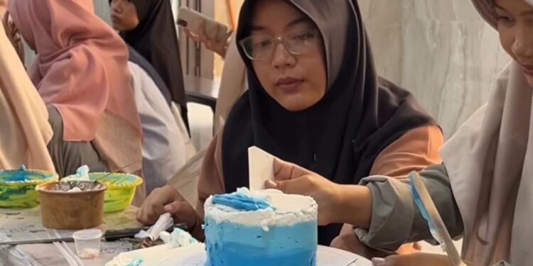 Generus putri LDII Kota Kediri mengikuti pelatihan pelatihan Fun Cake Art Foto LINES Kediri