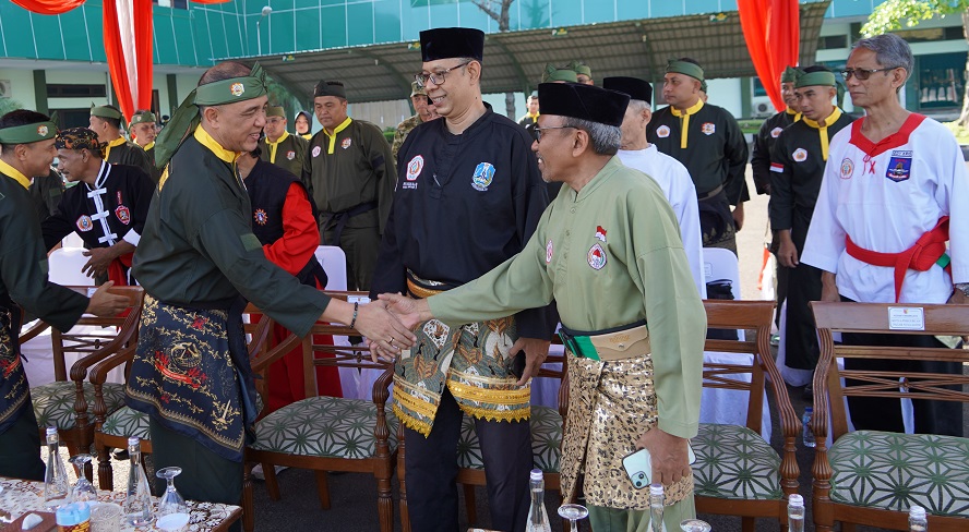 KetuaPERSINASASADJatimBersamaPangdamVBrawijaya | LDII JAWA TIMUR Ketua Pengprov PERSINAS ASAD Jatim Dedid Cahya Happyanto menghadiri pengukuhan Pengurus Pencak Silat Militer PSM