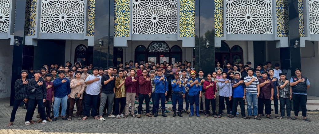 Peserta pelatihan bersama petugas Damkar Kota Kediri