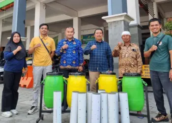 DLH Nganjuk salurkan tempat sampah dan biopori ke Ponpes Al Ubaidah untuk dukung lingkungan bersih Foto PPID Al Ubaidah