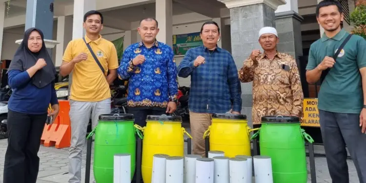 DLH Nganjuk salurkan tempat sampah dan biopori ke Ponpes Al Ubaidah untuk dukung lingkungan bersih Foto PPID Al Ubaidah