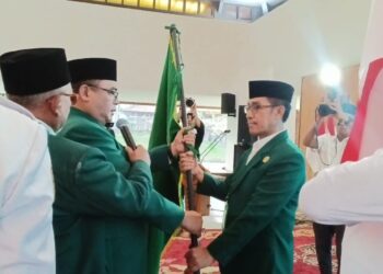 Ketua DPD LDII Banyuwangi masa bakti 2026–2031, Heri Sujatmiko, menerima panji organisasi LDII dalam prosesi penetapan kepemimpinan. Foto: LINES Banyuwangi
