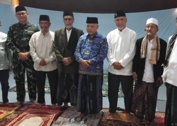 Ketua LDII Kabupaten Malang Subejan Subianto dan sejumlah tokoh agama bersama Bupati Sanusi usai shalat subuh Foto LINES Malang