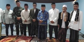 Ketua LDII Kabupaten Malang Subejan Subianto dan sejumlah tokoh agama bersama Bupati Sanusi usai shalat subuh Foto LINES Malang