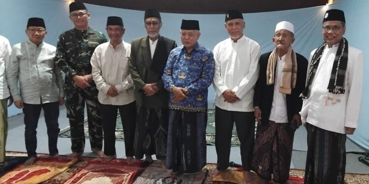 Ketua LDII Kabupaten Malang Subejan Subianto dan sejumlah tokoh agama bersama Bupati Sanusi usai shalat subuh Foto LINES Malang