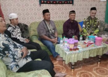 Pengurus LDII Kecamatan Tarik melaksanakan silaturrahim syawal ke rumah Ketua MUI Kecamatan Tarik, KH Amin Abbas, pada Jumat (4/4). Dok: LINES Sidoarjo