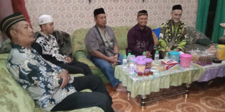 Pengurus LDII Kecamatan Tarik melaksanakan silaturrahim syawal ke rumah Ketua MUI Kecamatan Tarik KH Amin Abbas pada Jumat 44 Dok LINES Sidoarjo