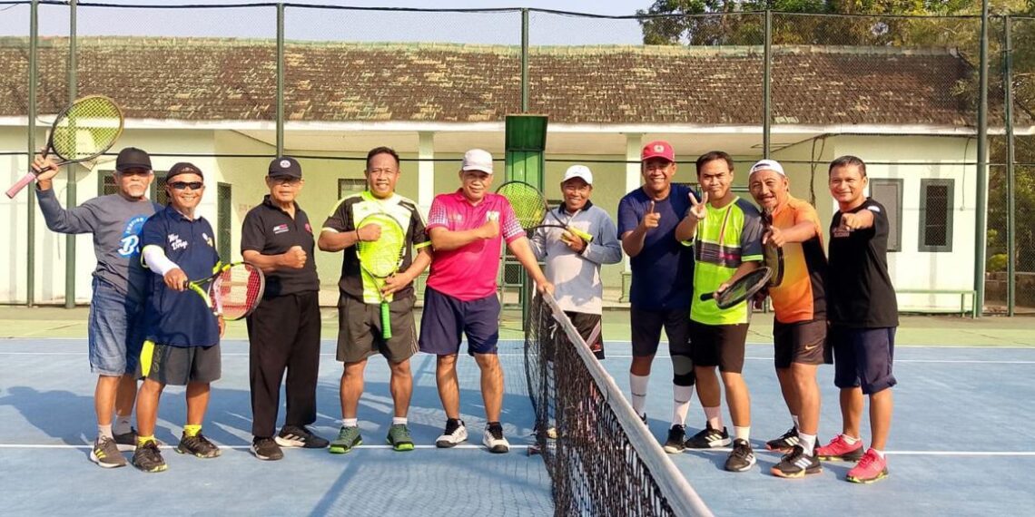 sejumlah anggota Paguyuban Tenis Kediri PTK Foto LINES Kediri