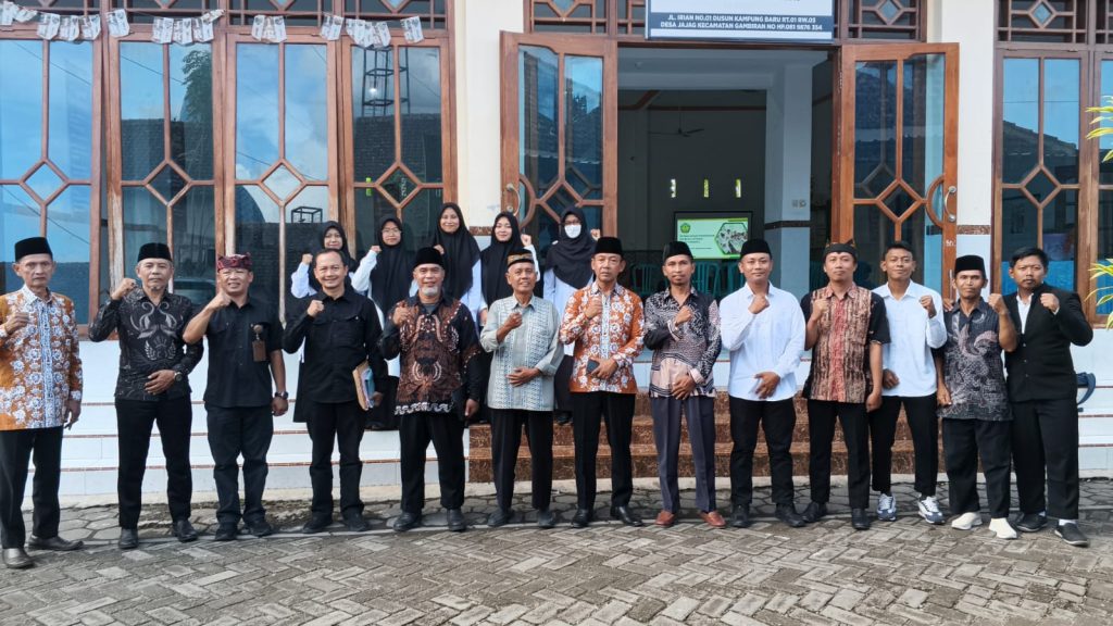 Kasubag Perencanaan dan Program Dinas Pendidikan Banyuwangi Muisman bersama pengurus SD Budi Utomo