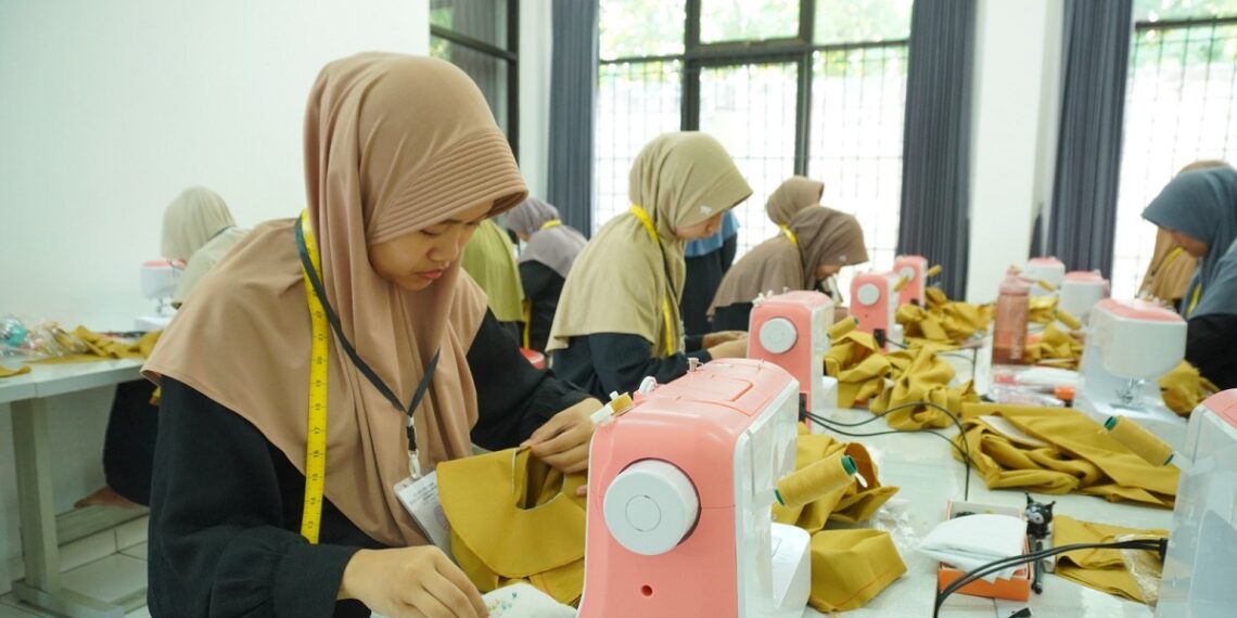 Para santri mengikuti pelatihan menjahit di BLKK Miftahul Huda Blawe Foto LINES Kediri