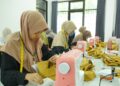 Para santri mengikuti pelatihan menjahit di BLKK Miftahul Huda Blawe. Foto: LINES Kediri