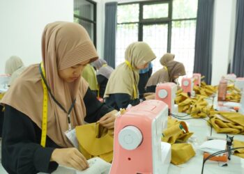 Para santri mengikuti pelatihan menjahit di BLKK Miftahul Huda Blawe Foto LINES Kediri