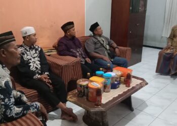 Pengurus LDII Kecamatan Tarik bersilaturahmi ke rumah Ketua PC Muhammadiyah Tarik untuk berdiskusi terkait pembinaan generasi muda, Jumat (4/4). Dok: LINES SIdoarjo