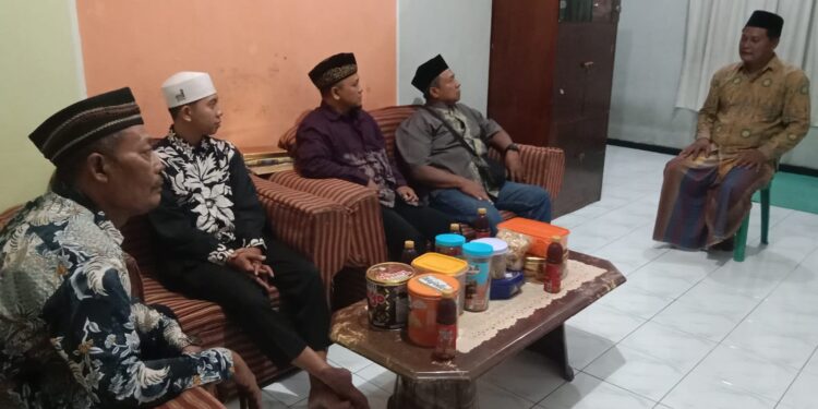 Pengurus LDII Kecamatan Tarik bersilaturahmi ke rumah Ketua PC Muhammadiyah Tarik untuk berdiskusi terkait pembinaan generasi muda Jumat 44 Dok LINES SIdoarjo