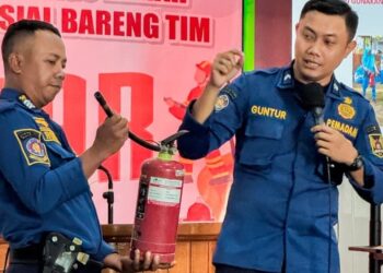 Petugas Damkar Kota Kediri Guntur mendemonstrasikan penggunaan APAR Foto LINES Kediri