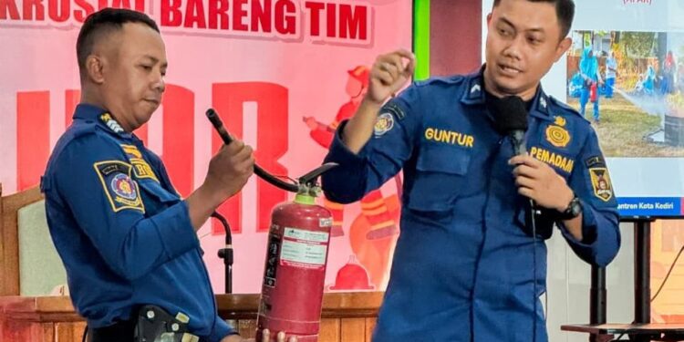 Petugas Damkar Kota Kediri Guntur mendemonstrasikan penggunaan APAR Foto LINES Kediri