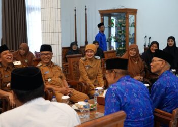 Wali Kota Kediri Vinanda Prameswati bersama Wakil Wali Kota Qowimuddin Thoha di Ponpes Wali Barokah. Foto: KIM PPWB