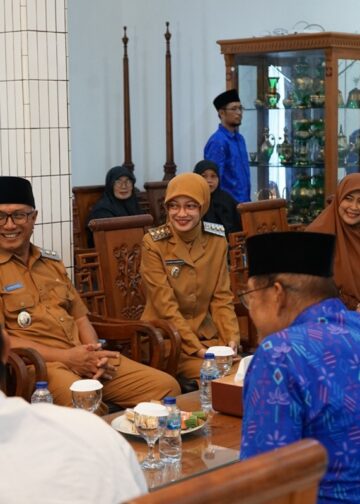 Wali Kota Kediri Vinanda Prameswati bersama Wakil Wali Kota Qowimuddin Thoha di Ponpes Wali Barokah Foto KIM PPWB