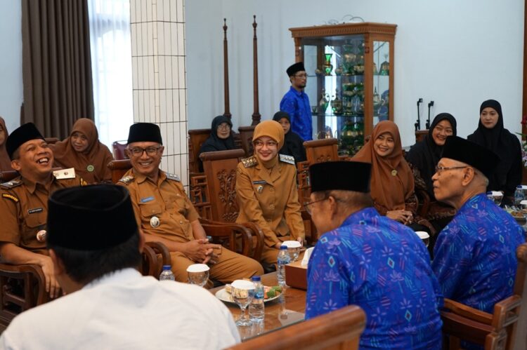 Wali Kota Kediri Vinanda Prameswati bersama Wakil Wali Kota Qowimuddin Thoha di Ponpes Wali Barokah Foto KIM PPWB