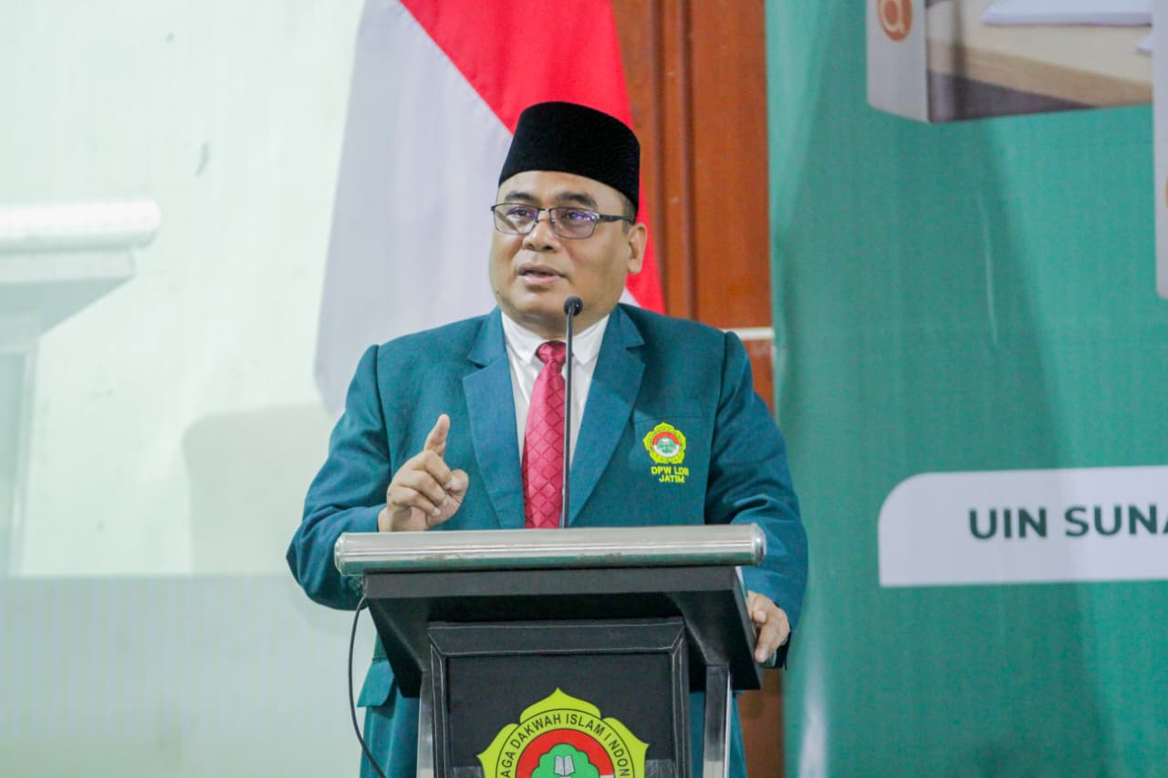 Amrodji bedah buku 2 | LDII JAWA TIMUR Ketua DPW LDII Jawa Timur Moch Amrodji Konawi mengapresiasi langkah Dr Ahmad Ali menulis buku tentang sistem pendidikan LDII dengan turun langsung melakukan riset di berbagai daerah untuk melihat bagaimana sistem pendidikan LDII berjalan Dok LINES Jatim