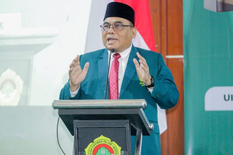 Ketua DPW LDII Jawa Timur Moch Amrodji Konawi memaparkan tiga fokus pendidikan LDII yakni pendidikan urusan dunia pendidikan keagamaan dan pendidikan karakter Menurutnya ketiga aspek tersebut diharapkan dapat menciptakan keseimbangan antara urusan dunia dan akhirat Dok LINES Jatim