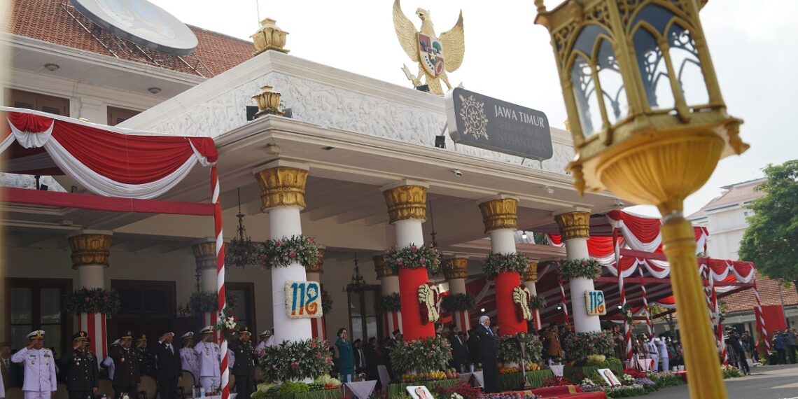 Suasana upacara peringatan Hari Kebangkitan Nasional ke 118 di Gedung Negara Grahadi Surabaya Rabu 205 yang dipimpin Gubernur Jawa Timur Khofifah Indar Parawansa Foto LINES Jatim