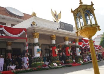 Suasana upacara peringatan Hari Kebangkitan Nasional ke 118 di Gedung Negara Grahadi Surabaya Rabu 205 yang dipimpin Gubernur Jawa Timur Khofifah Indar Parawansa Foto LINES Jatim