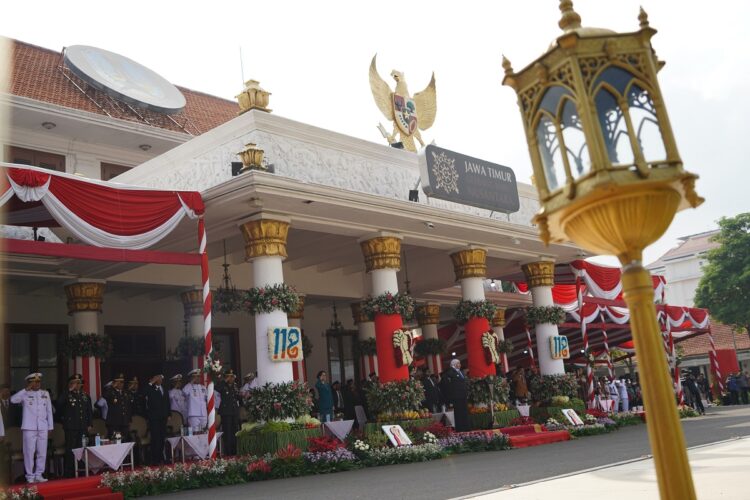 Suasana upacara peringatan Hari Kebangkitan Nasional ke 118 di Gedung Negara Grahadi Surabaya Rabu 205 yang dipimpin Gubernur Jawa Timur Khofifah Indar Parawansa Foto LINES Jatim