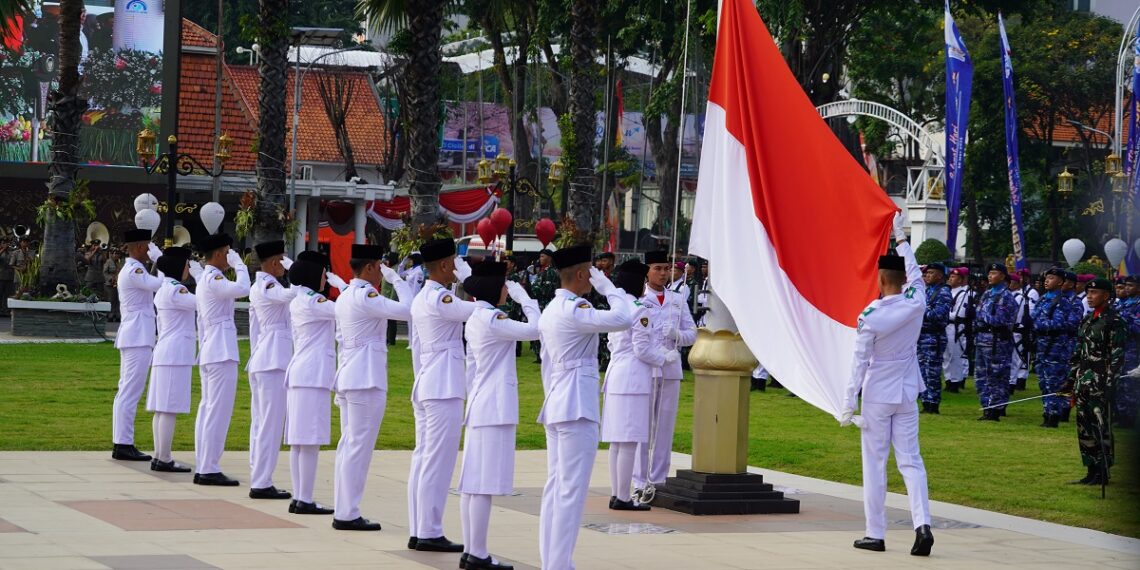 Pasukan pengibar bendera menaikkan Sang Merah Putih saat upacara peringatan Hari Kebangkitan Nasional ke 118 di Gedung Negara Grahadi Surabaya Rabu 2052026 Foto LINES Jatim