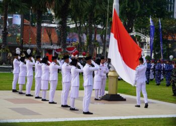Pasukan pengibar bendera menaikkan Sang Merah Putih saat upacara peringatan Hari Kebangkitan Nasional ke 118 di Gedung Negara Grahadi Surabaya Rabu 2052026 Foto LINES Jatim