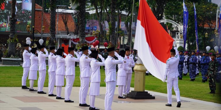 Pasukan pengibar bendera menaikkan Sang Merah Putih saat upacara peringatan Hari Kebangkitan Nasional ke 118 di Gedung Negara Grahadi Surabaya Rabu 2052026 Foto LINES Jatim