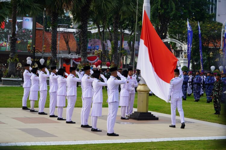Pasukan pengibar bendera menaikkan Sang Merah Putih saat upacara peringatan Hari Kebangkitan Nasional ke 118 di Gedung Negara Grahadi Surabaya Rabu 2052026 Foto LINES Jatim