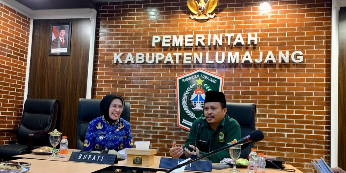 Ketua DPD LDII Kabupaten Lumajang Bambang Sarwo Edi menyampaikan delapan bidang pengabdian LDII kepada Bupati Lumajang Indah Amperawati Foto LINES Lumajang