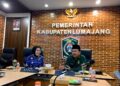 Ketua DPD LDII Kabupaten Lumajang Bambang Sarwo Edi menyampaikan delapan bidang pengabdian LDII kepada Bupati Lumajang Indah Amperawati Foto LINES Lumajang