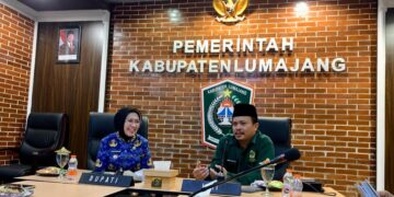 Ketua DPD LDII Kabupaten Lumajang Bambang Sarwo Edi menyampaikan delapan bidang pengabdian LDII kepada Bupati Lumajang Indah Amperawati Foto LINES Lumajang