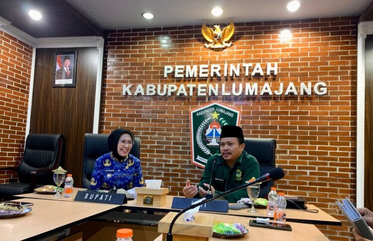 Ketua DPD LDII Kabupaten Lumajang Bambang Sarwo Edi menyampaikan delapan bidang pengabdian LDII kepada Bupati Lumajang Indah Amperawati Foto LINES Lumajang