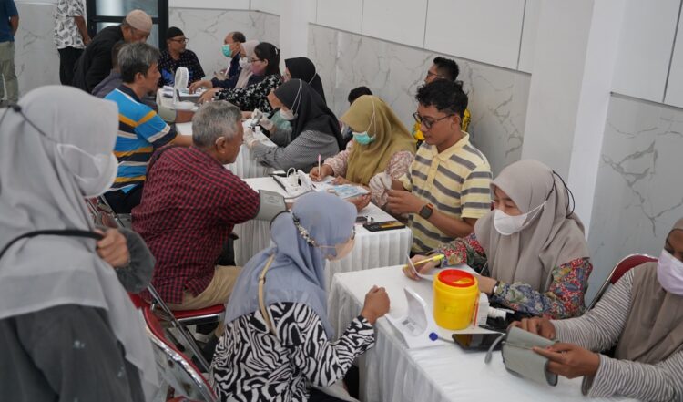 Warga LDII memanfaatkan layanan pemeriksaan kesehatan gratis oleh Puskesmas
