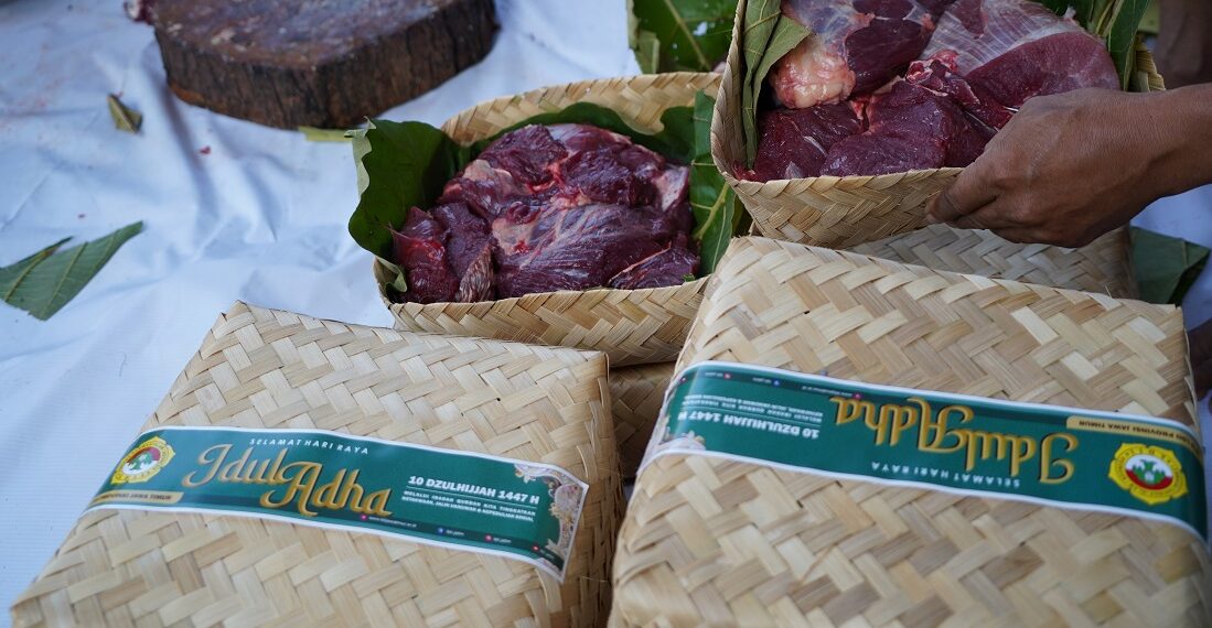 Daging kurban dikemas dalam besek bambu sebagai alternatif ramah lingkungan pengganti plastik saat Iduladha 1447 H Foto LINES Jatim