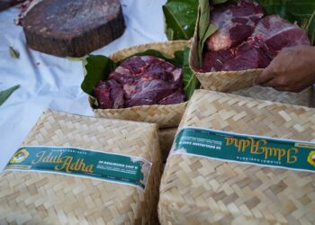 Daging kurban dikemas dalam besek bambu sebagai alternatif ramah lingkungan pengganti plastik saat Iduladha 1447 H Foto LINES Jatim